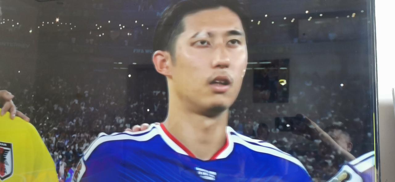 日本国歌响起我换台了！
听起来就像死了人一样，难受死了，据说歌词也是唱诵皇帝的祈