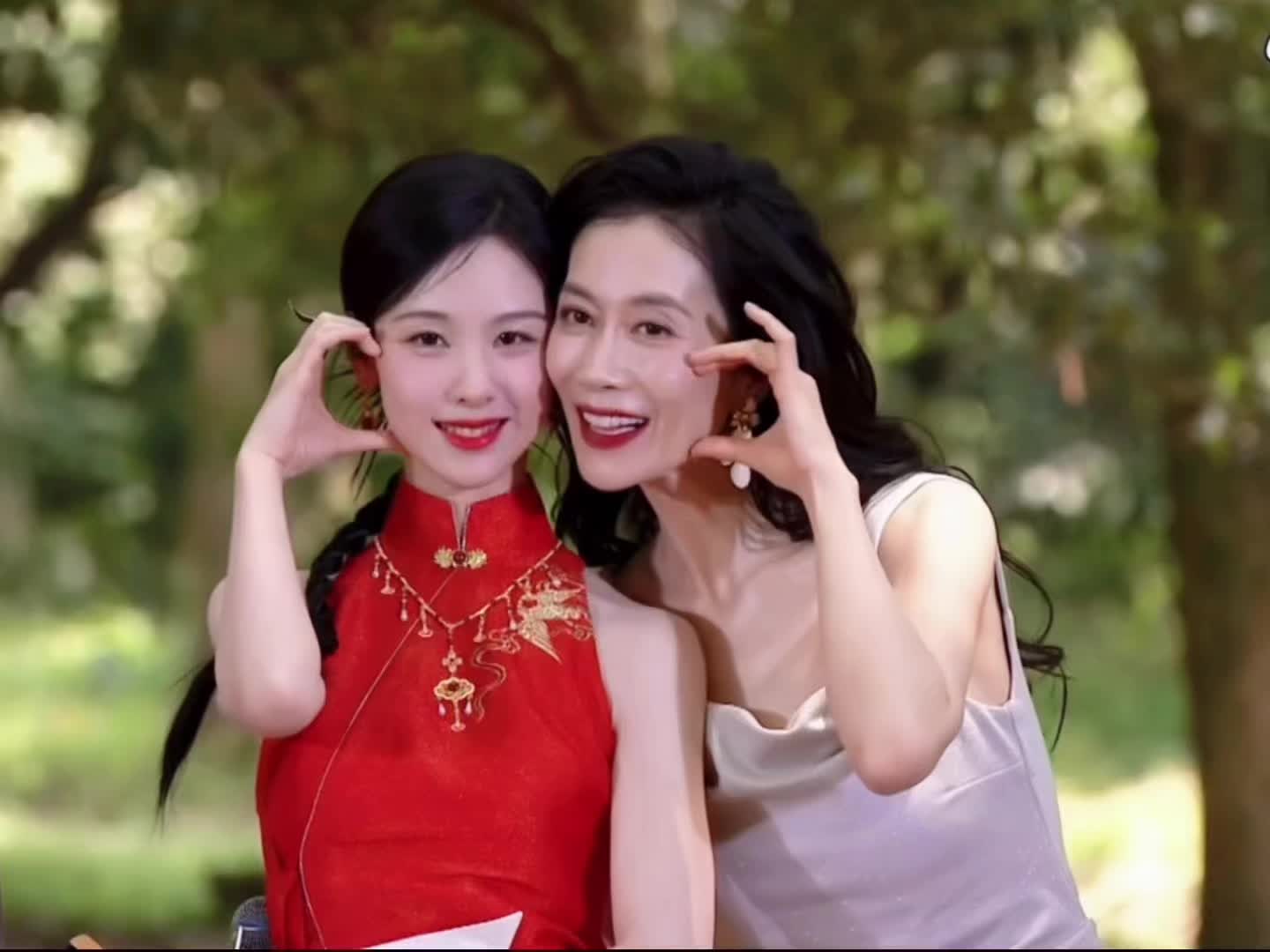 母女比心甜薯了
