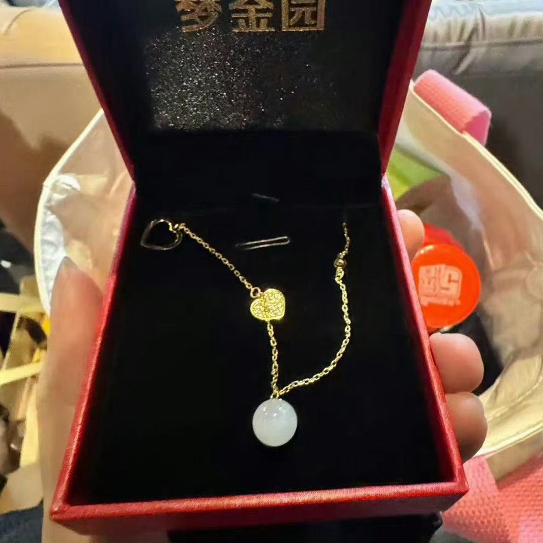 孟子义伴手礼送黄金谁被孟子义的追剧团伴手礼震撼到了！足金项链搭配全套大牌彩妆，礼