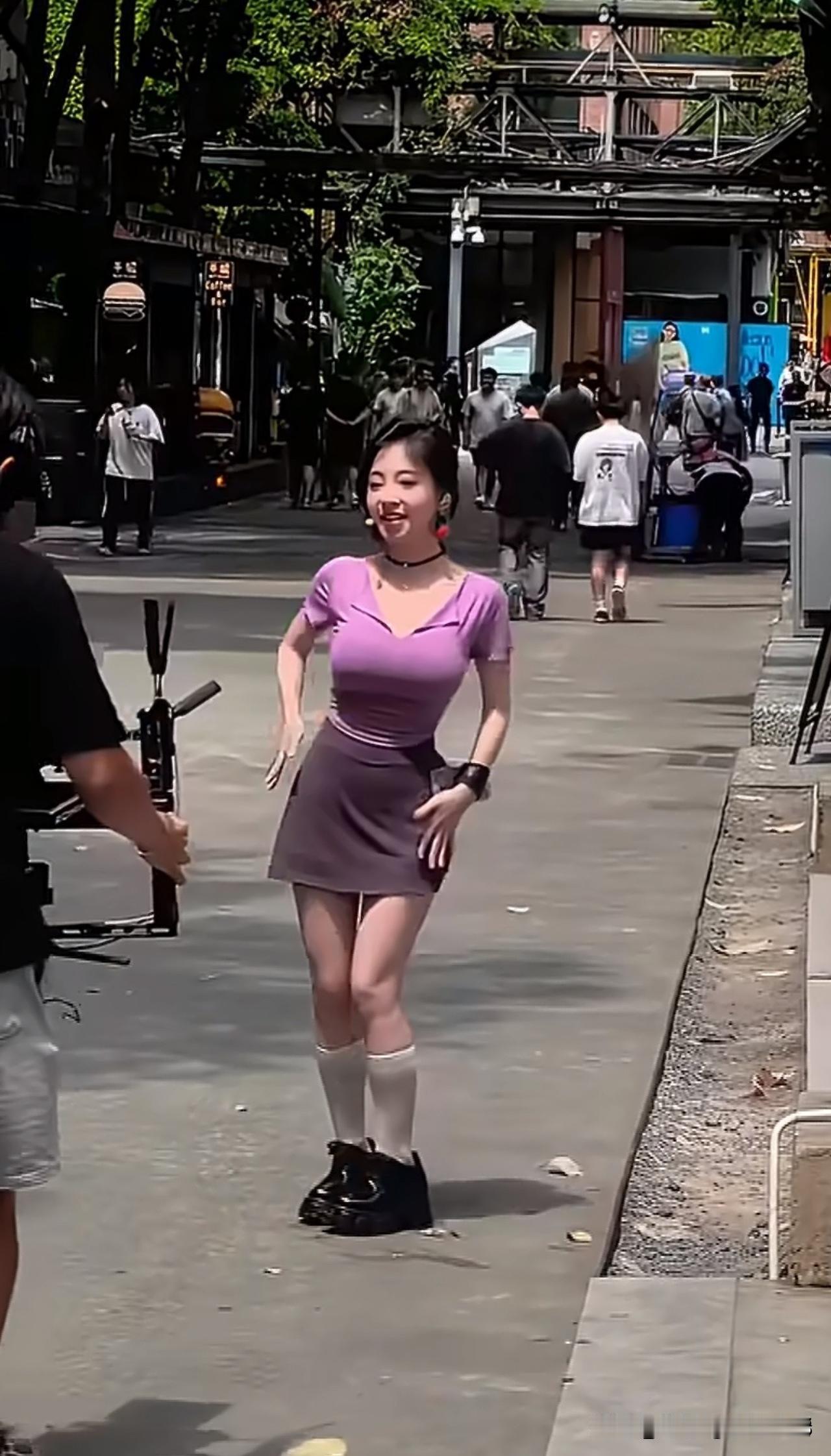 女歌手冯提莫个子娇小，估计都不到150的吧，但她脸蛋精致，气质典雅，落落大方。听