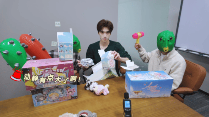 张康乐拆盲盒拆出综艺感张康乐拆盲盒送粉丝 本来以为是宠粉vlog，结果是张康乐的