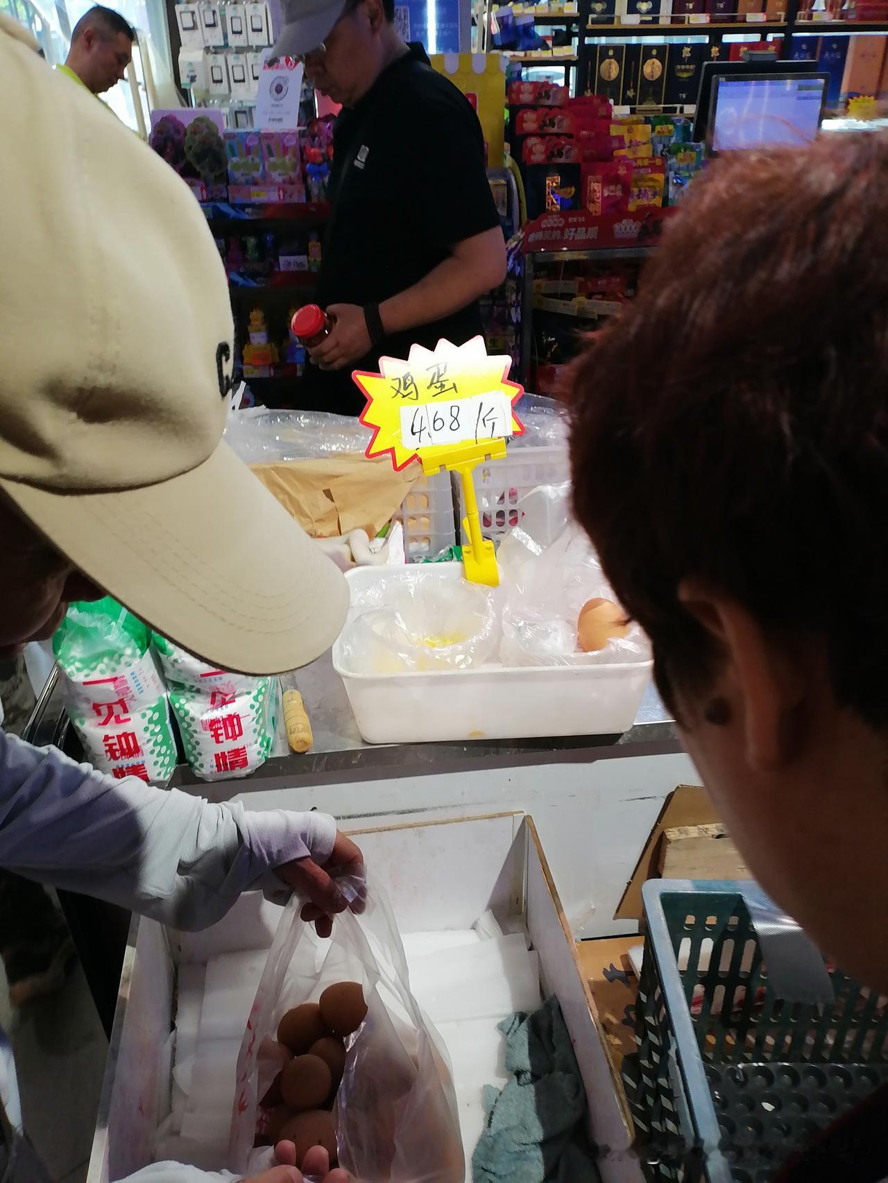 鸡蛋价格与哪些因素有关今年鸡蛋价格创新高4.6元一斤鸡蛋，鸡蛋价格跟猪肉价格是相