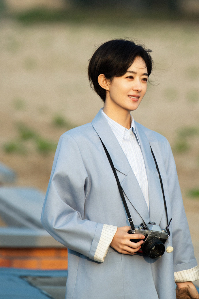 赵丽颖带好头盔 赵丽颖坐上秋萍镇长的后座 赵丽颖带好头盔，坐上秋萍镇长的后座，准