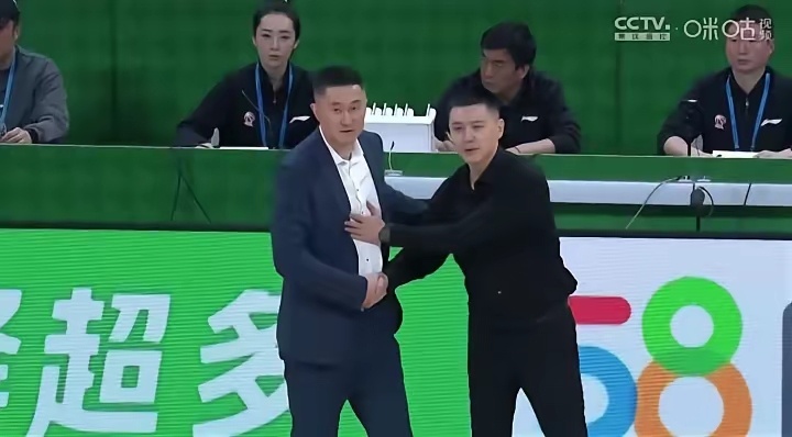 看杨鸣和杜锋五次握手的区别G1：相互扶背拍胸，比较客气；G2：杜锋骄傲的看着杨鸣