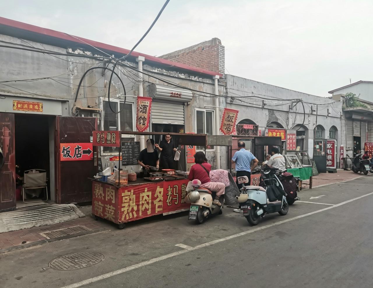 邢台好南关的怀旧小酒馆，让人品味满满年代感、旧时光。单从外面看不出特别，进门便被