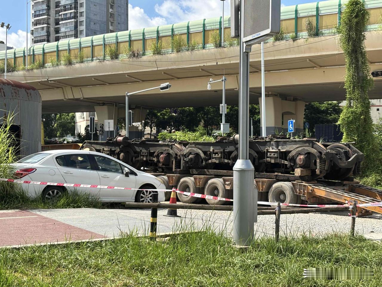果然，事情不能只看一半，南铁记忆文化街的小火车运走了，却又运来了真家伙，目前在吊