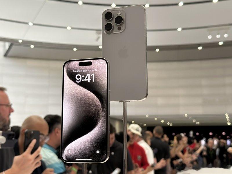 大家有没有发现，在苹果官网，定价高的iPhone 15 Pro Max反而到货时