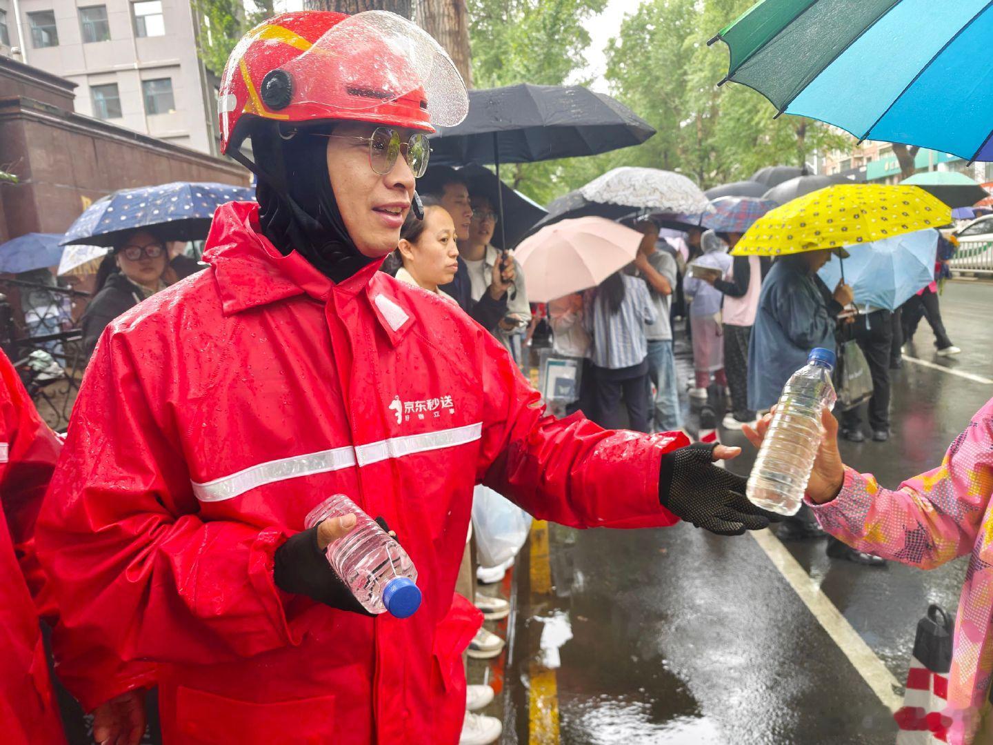 【考生忘带准考证外卖员15分钟帮取回】6月7日，2026年全国高考正式拉开帷幕。