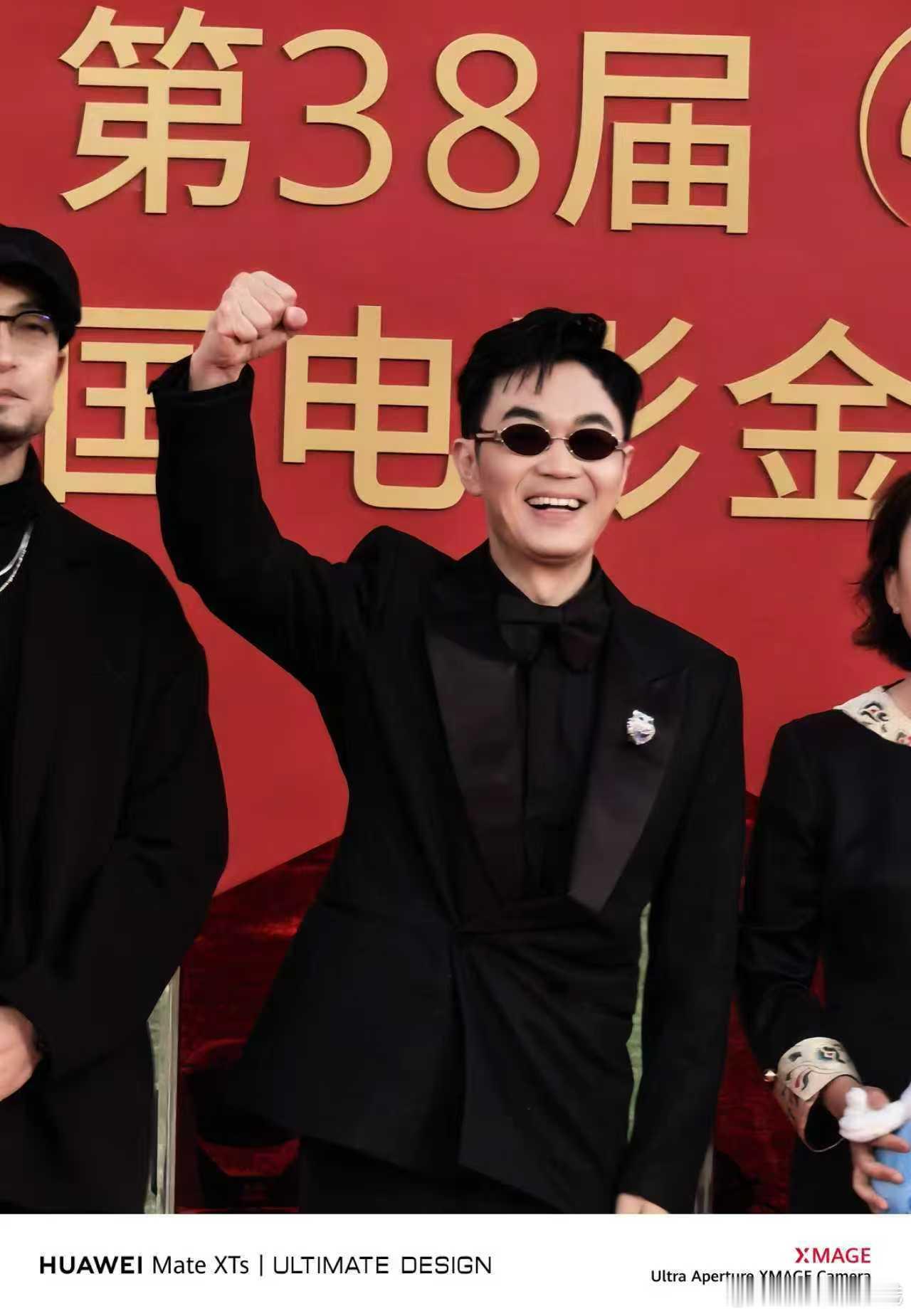 今晚的红毯星光太养眼！用三折叠手机的红枫影像定格，每位艺人的帅气与美丽都别具风格