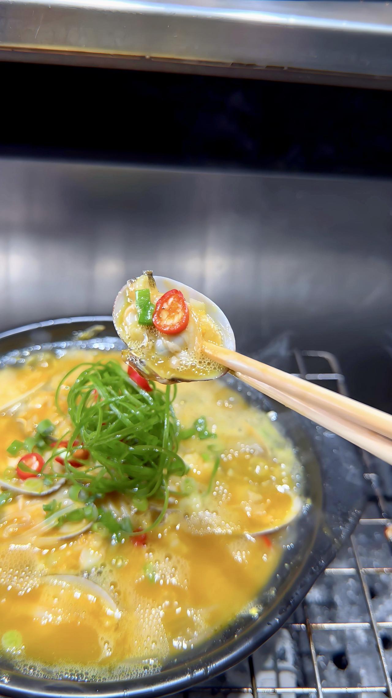 气转凉时，多做砂锅类菜品暧心又暧味
制作步骤如下：
砂锅底层铺娃娃菜
中层加入金