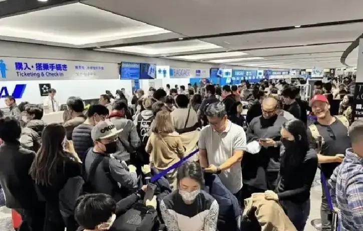 昨天中日航班十二条线停航，一些不听劝阻的旅日游客被滞留日本机场急的团团转，有些游