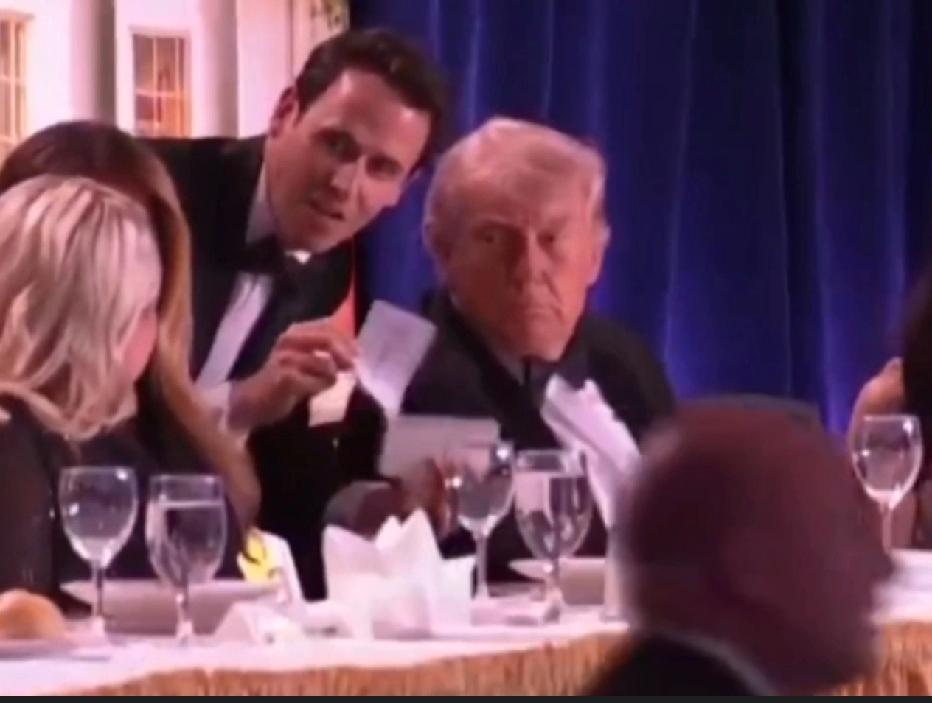 白宫枪击事件的现场视频，既危险又好笑。特朗普看着宴会工作人员与旁边女士沟通时，枪