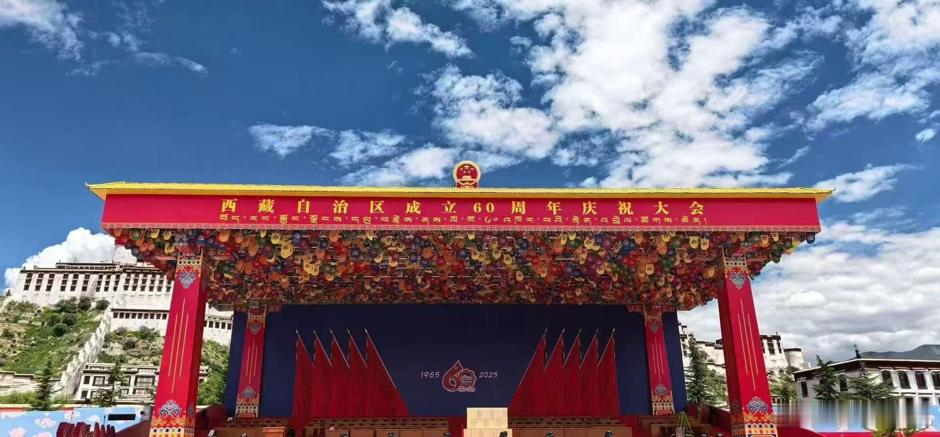 辉煌60年遇见高原的城漫步村间，藏式民宿的窗棂上刻着吉祥八宝，文化长廊的壁画描绘