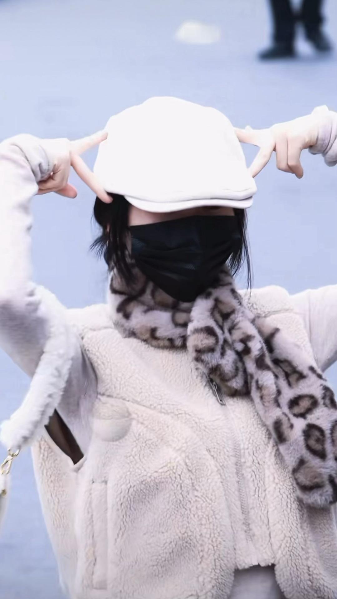 我那穿搭满分的可爱学姐今天毛茸茸的虞书欣奶茶色系穿搭