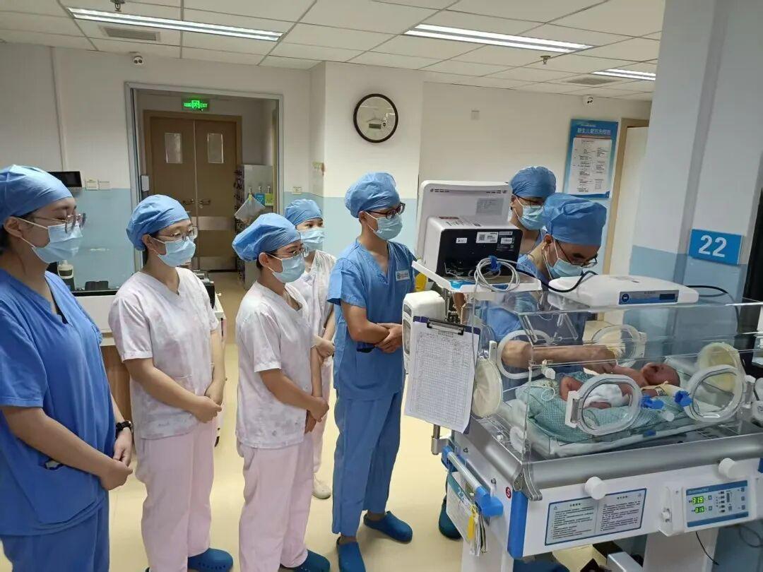 广州白云一位宝妈发现刚出生仅 10 天的宝宝体温偏高，测量在 37℃多，觉得只是
