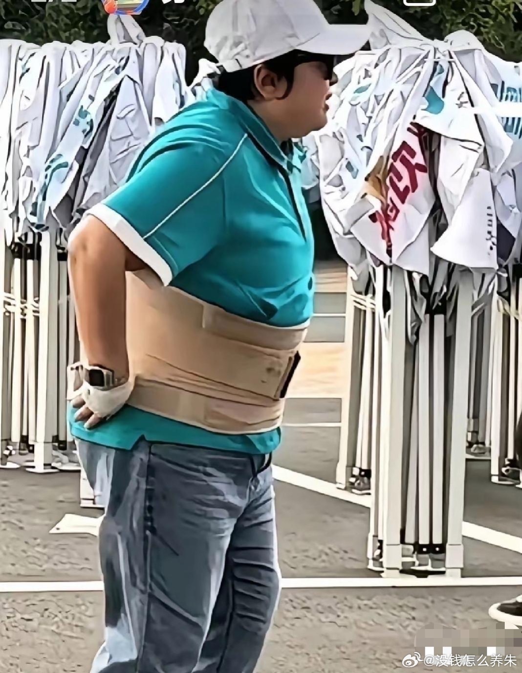 韩红这次赴内蒙古开展公益活动，不少网友看现场画面生出一些讨论。随行团队里就有不少