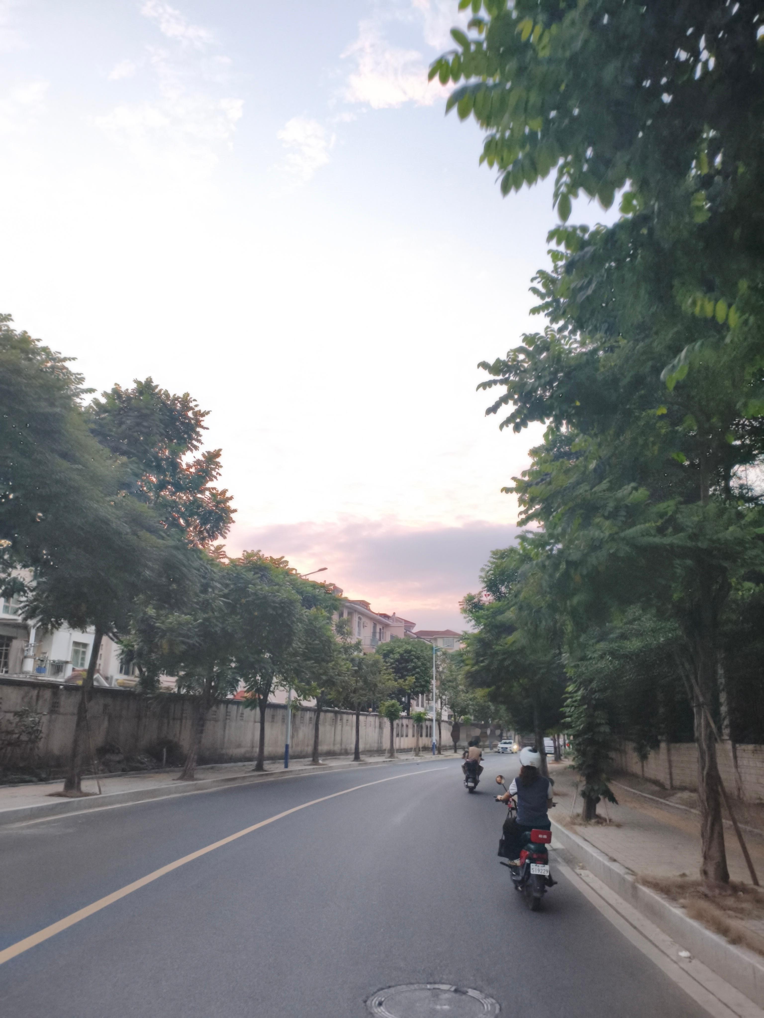 不必刻意寻找宏大的行善场景，清晨对陌生人的一句问候，或是顺手扶起倒下的单车，都是
