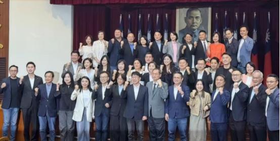 郑丽文的起手式非常成功，首个公开行程就是拜访梨园党团，受到热烈欢迎，手下败将罗智