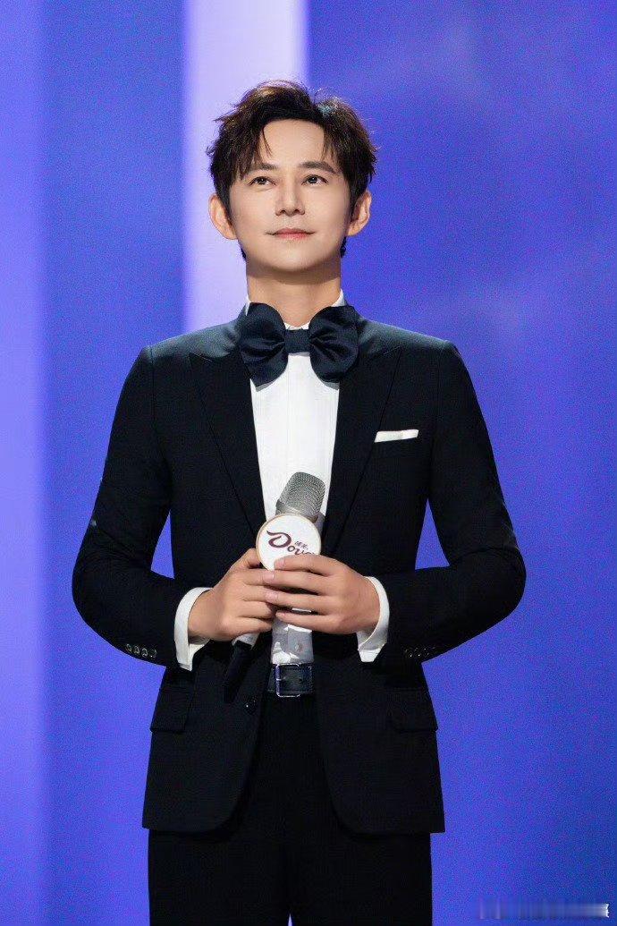 笑不活了家人们！何老师面对突发规则，淡定输出名场面，自嘲式接梗又萌又有梗，全程嘴