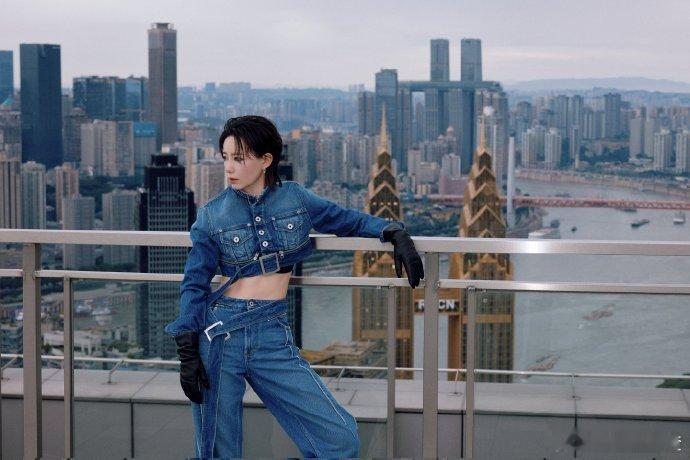 李斯丹妮露腹装   新look的李斯丹妮又来征服我们了，那身牛仔露腹装配上她的舞
