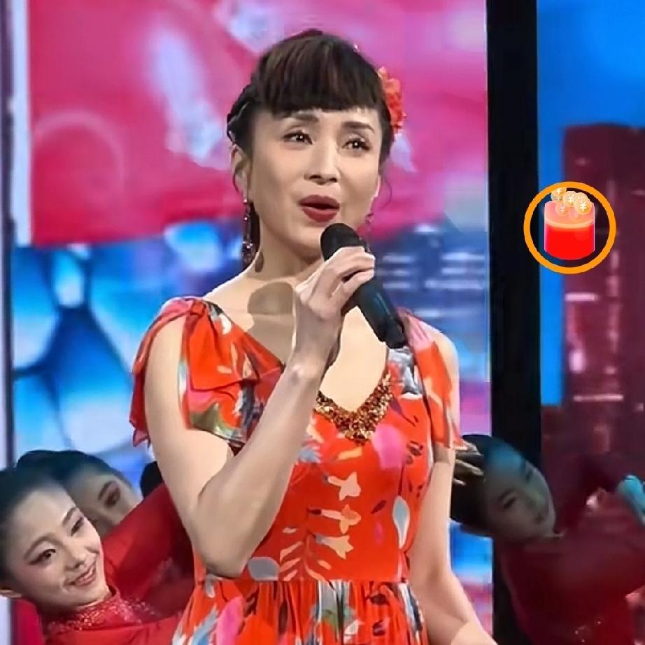 今天在网上偶然刷到了这位民歌歌唱家，她虽然50岁了，但还是那么年轻，还是那么漂亮