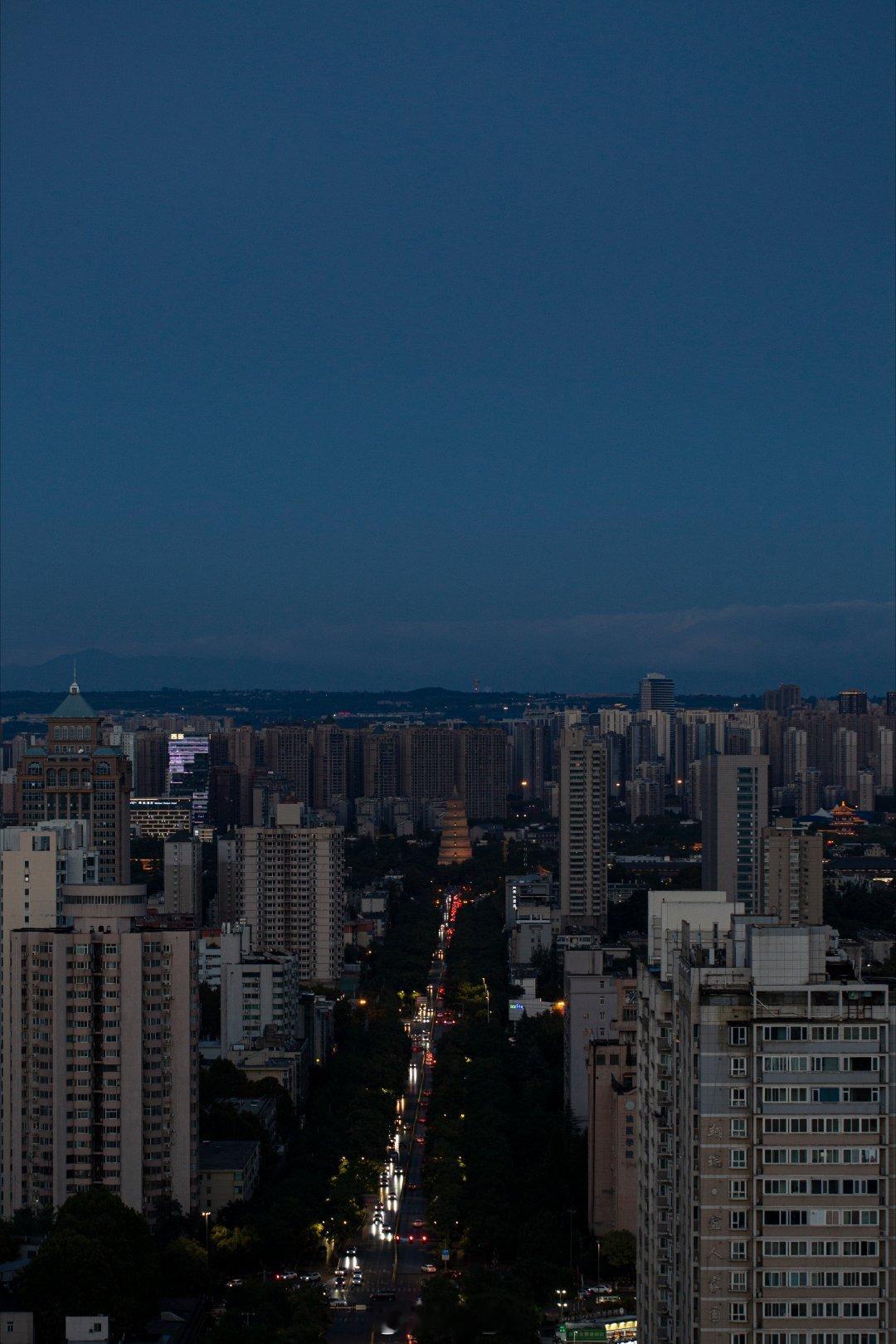 借夜阑静处 独看天涯星每夜繁星不变 每夜长照耀但愿人没变 愿似星长久每夜如星闪照