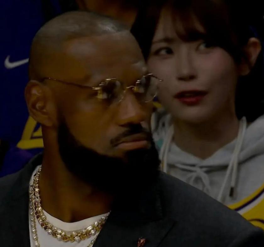 身材犯规！老詹又带火一位迷妹葵伊吹，她是日本女演员，曾表示最喜欢的NBA球员是库