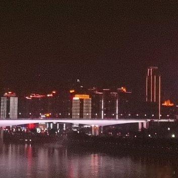 夜晚是为白天积攒光你不喜欢夜晚，觉得它漫长又孤独。可你不知道，夜晚是给白天积攒光