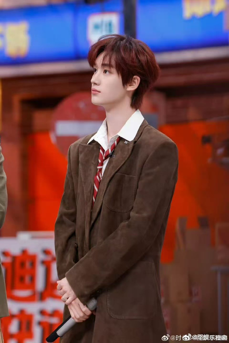 王鹤棣丁程鑫钻呼啦圈太有节目了王鹤棣丁程鑫配合度给到一个夯你好星期六哇哦！在《你