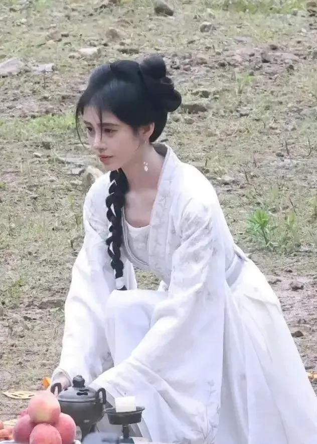 难得，鞠婧祎在正在拍的剧里终于换了个新发型，发型不再是满头的链子，只用一根金衩做