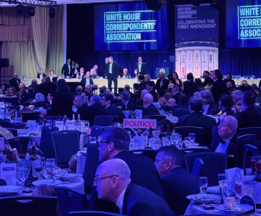 特朗普胆儿也是肥，居然在他的前任里根遇刺未遂的酒店举办白宫宴会，结果真有人提霰弹