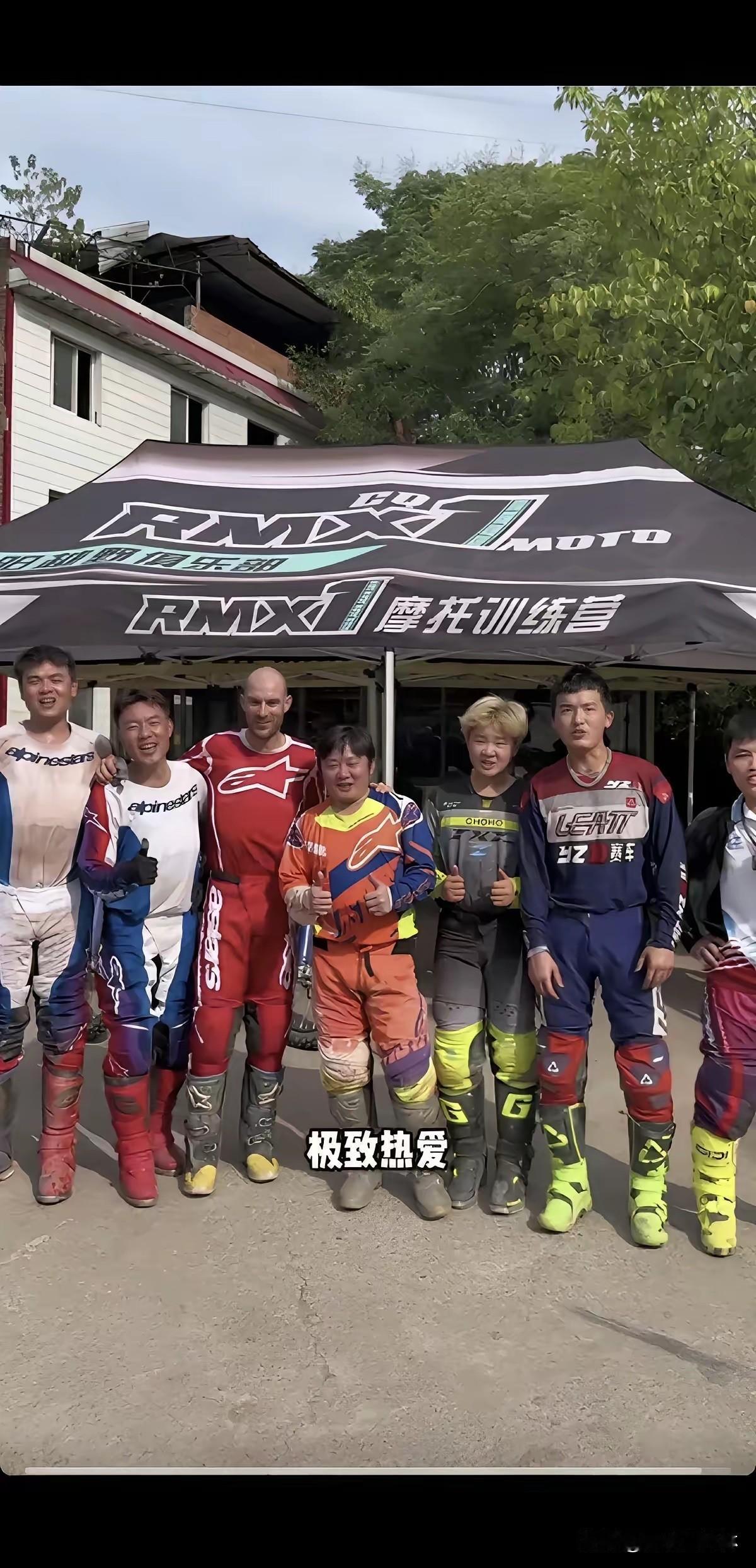 其实围观这场见面的人，一直都忽略了一件事。

8月16日下午，重庆一条越野赛道上