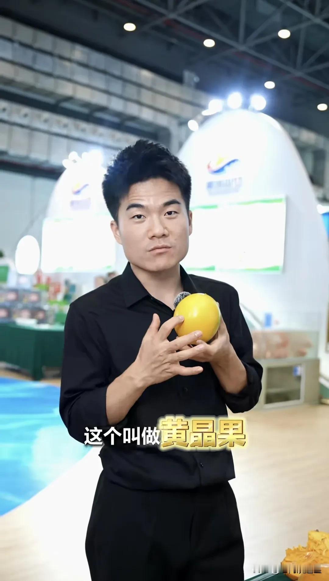 董老师来海南一趟
有朋友说他水嫩水嫩的
让他来海南开公司
董老师气色确实好
而是