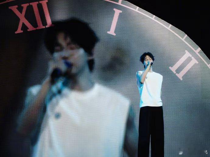 胡夏广州演唱会胡夏广州彩排花絮曝光：钢琴前专注试音，与乐队磨合《知否知否》和弦，