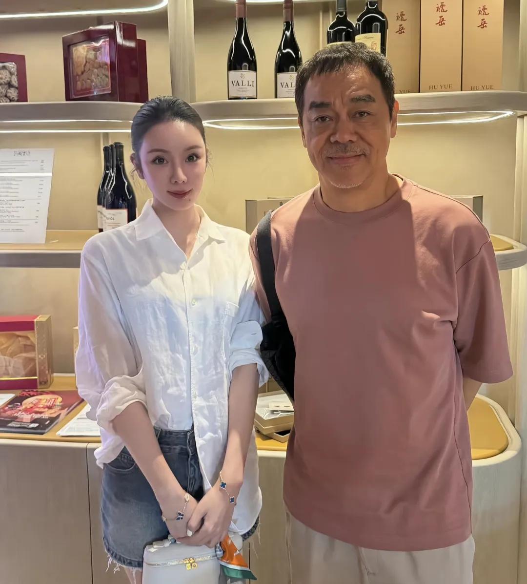 刘青云在香港一家高级餐厅吃饭，他穿着粉色短袖，留着一头短发，脸上胡须发白，身材强
