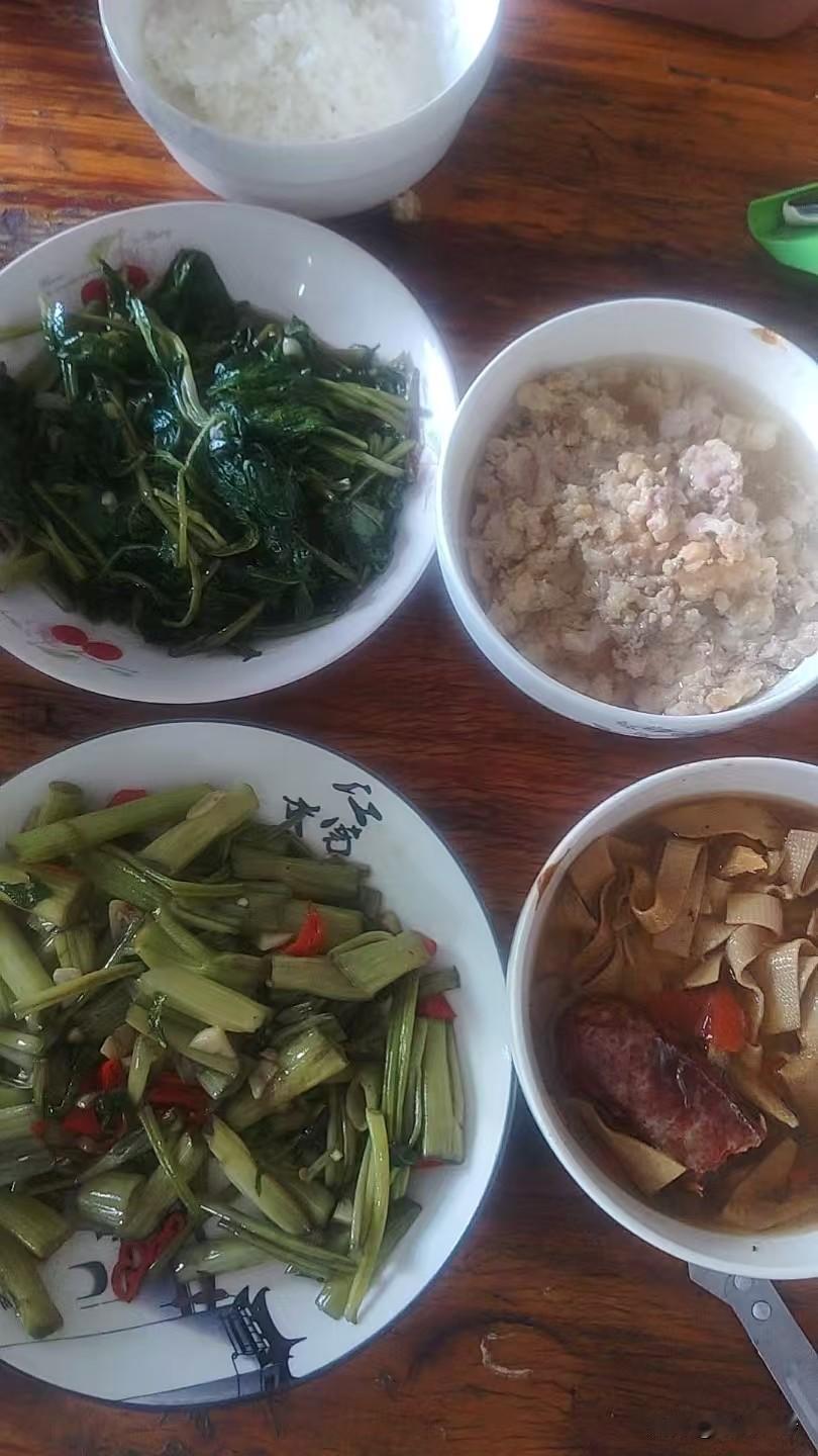 这一生
我是为别人而活
老妈
妻子
儿子
唯独没有
我