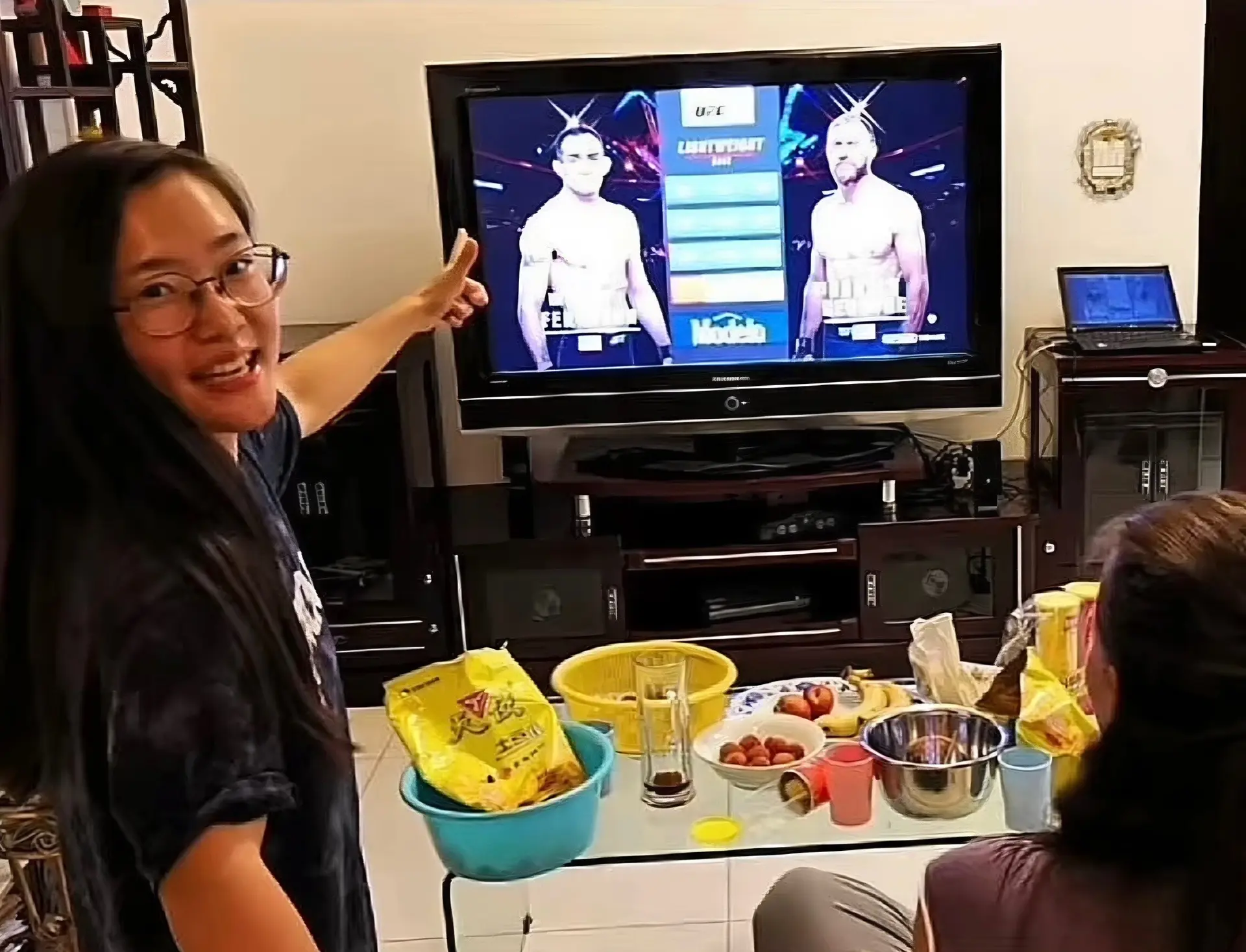 格斗女中医 石铭，必将会在UFC打出一片天。她也是老魔的粉丝吗？ 张伟丽