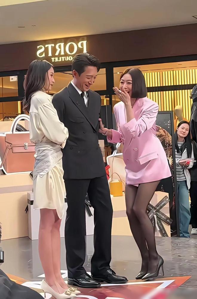 “大叔”王阳惹得秦岚对他不停的动手动脚，可见王阳被女人喜爱的程度。
王阳作为中