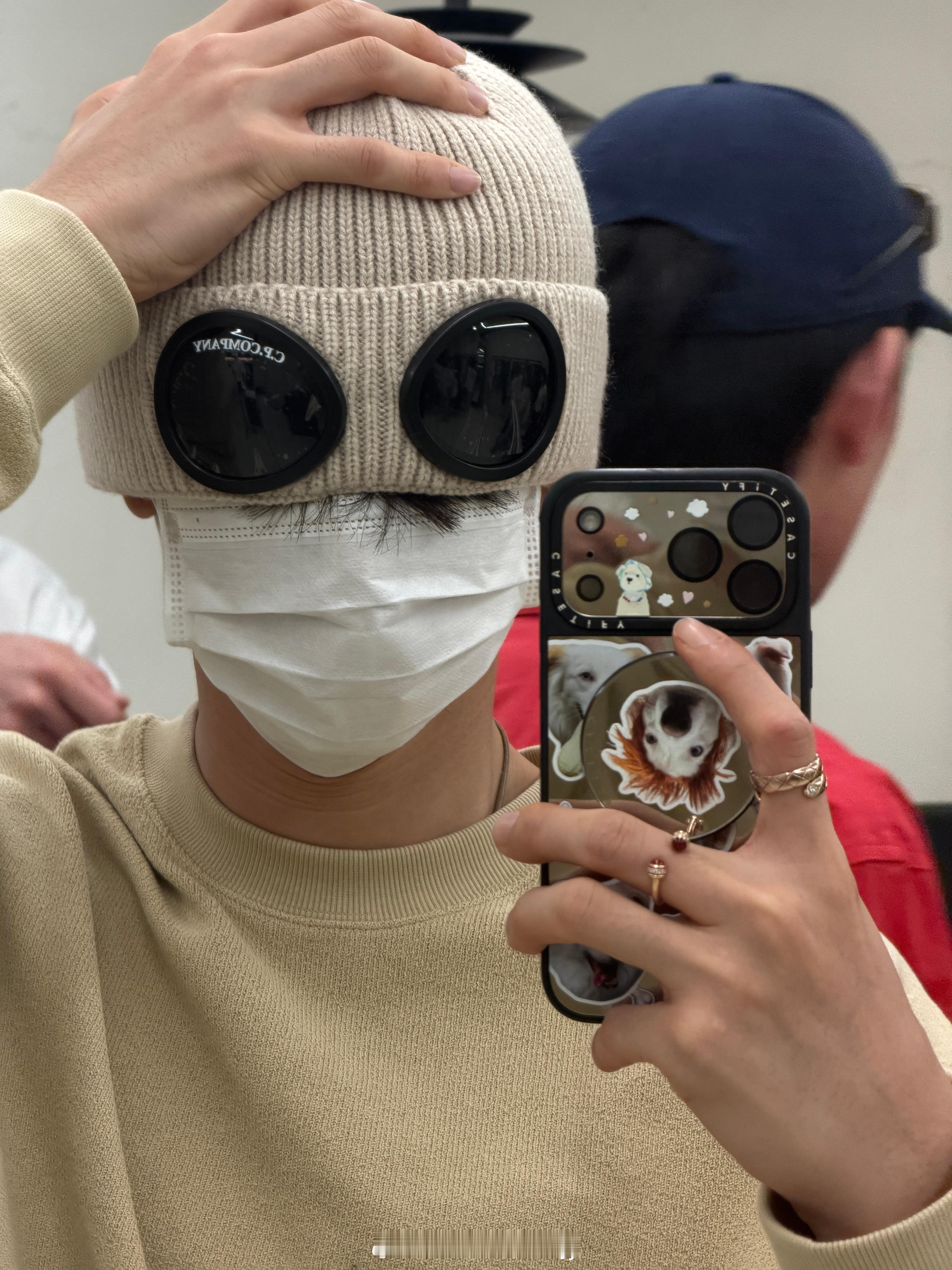 陈哲远外星人帽子自拍社恐专属* 🥷🏻 可可爱爱奇奇怪怪陈哲远晒粉丝写的小纸条