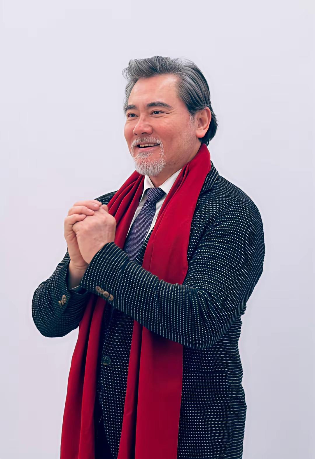 曾经的男神，如今头发也白了