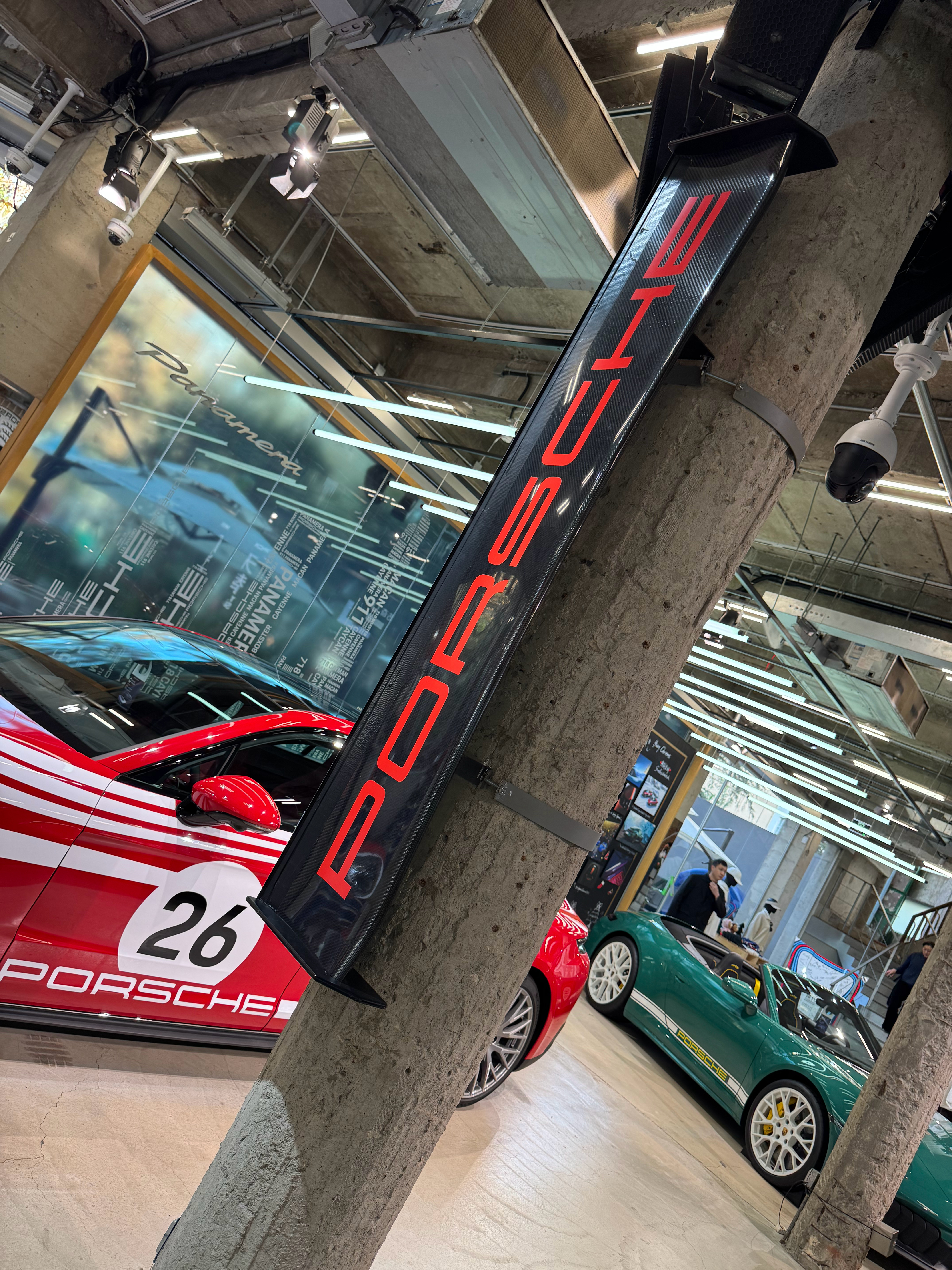 太顶了，保时捷上海快闪中心，这柱子上的装饰都是一块儿碳纤维大尾翼⚡ 