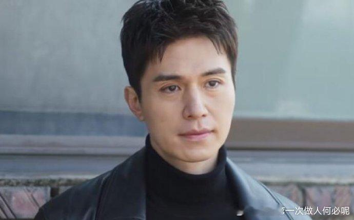 惊！李栋旭新剧里状态下滑严重，被观众疯狂吐槽。眼袋凸显，法令纹加深，与记忆中的男