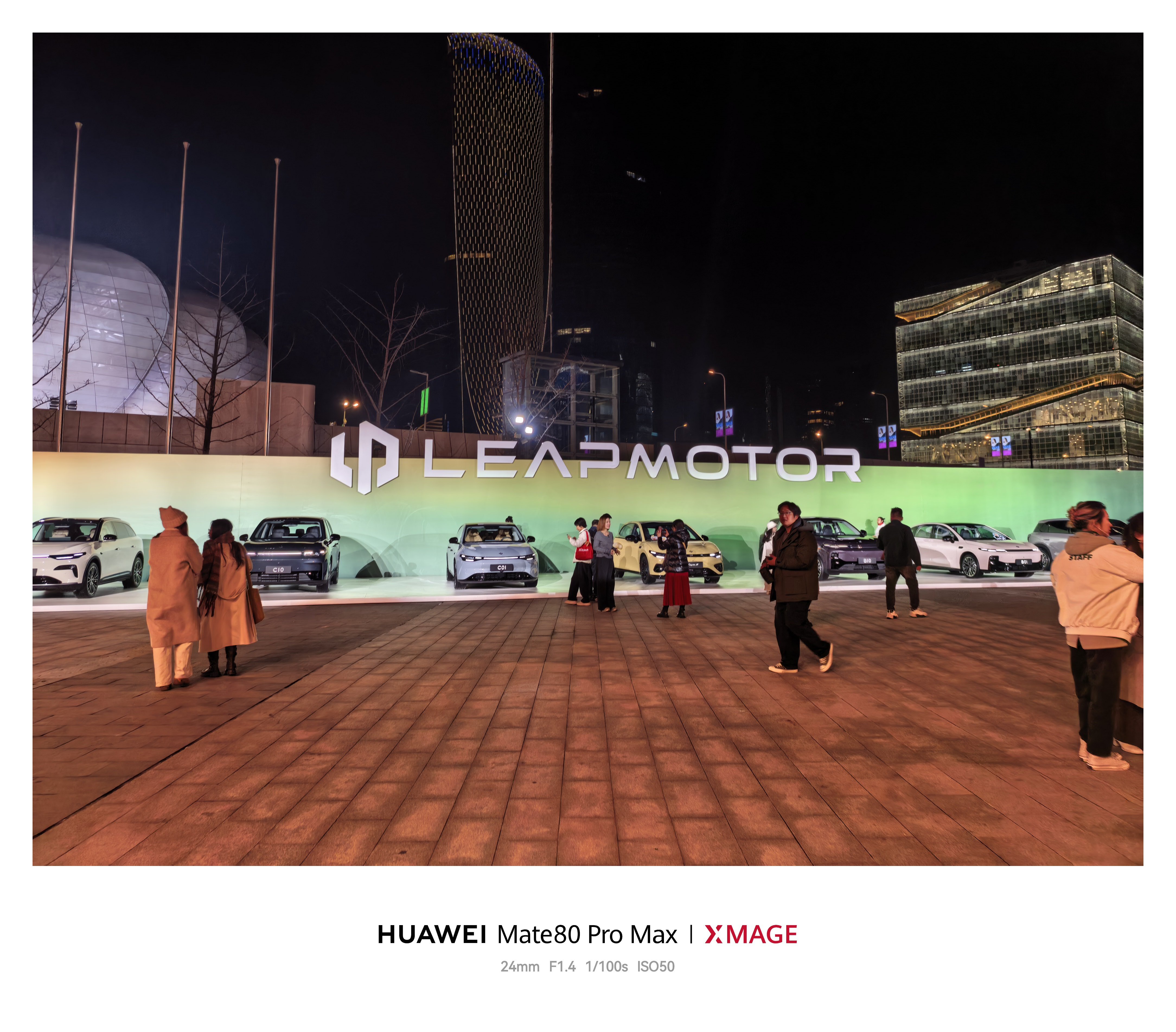 今天是零跑 10 周年，在杭州小莲花！这个场面好大，零跑已经十周年了，我们浙江得