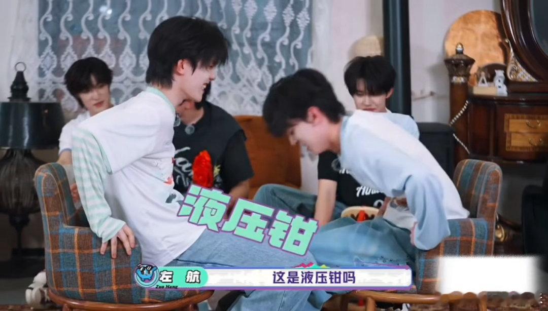 左航加油啊死腿左航第一次这么恨自己的腿救命左航也太可爱了！掰腿游戏拼到使劲，奈何