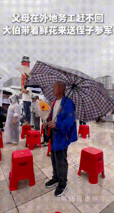 “上人民日报了！”，贵州兴义，
一个男孩准备入伍前最后的欢送，他知道自己的父母都