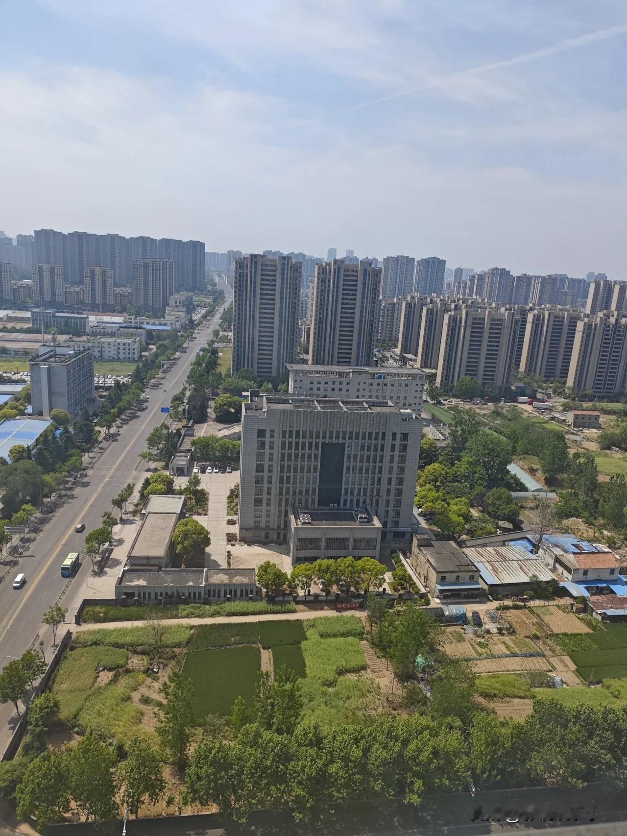 4月30日，提前祝大家五一快乐！今天休息，马路上的车子还没有到车水马龙的地步。生