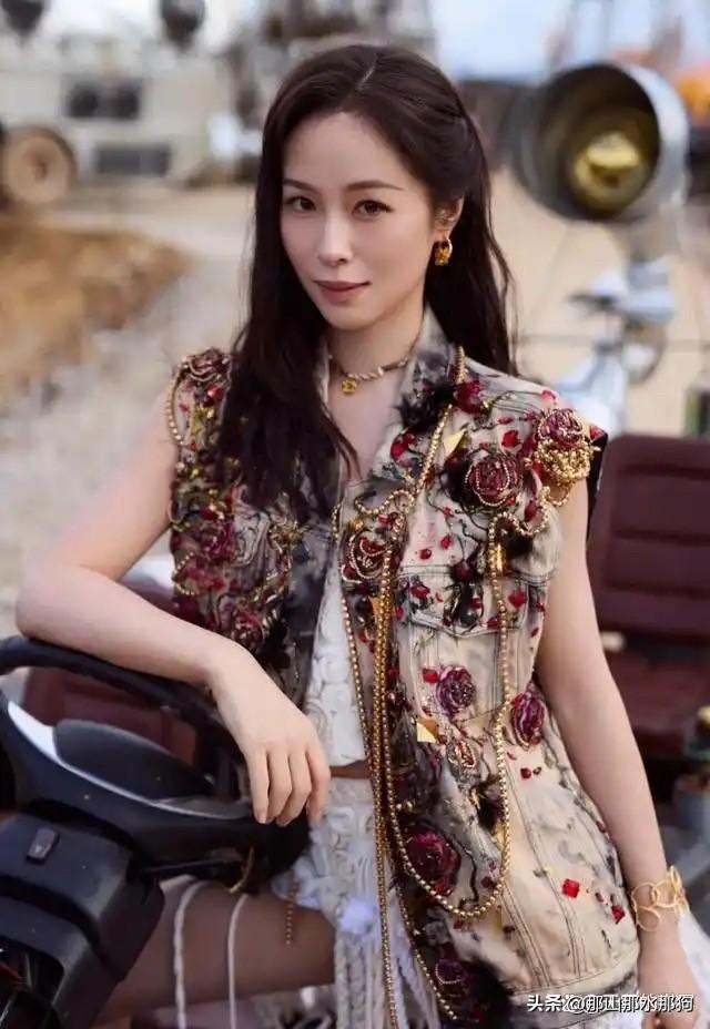 娱乐圈最绿茶的女演员是谁？有人说是圈内初生代文艺小白花女演员。

她被大众贴上了