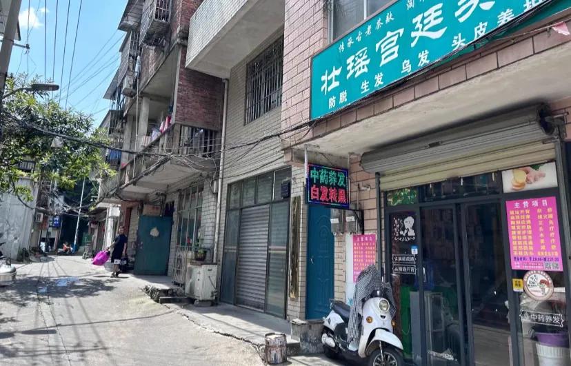 柳州的洗头经验是一种令人难以忘怀的享受，它能给你带来舒适和放松。其中，茶麸洗头是