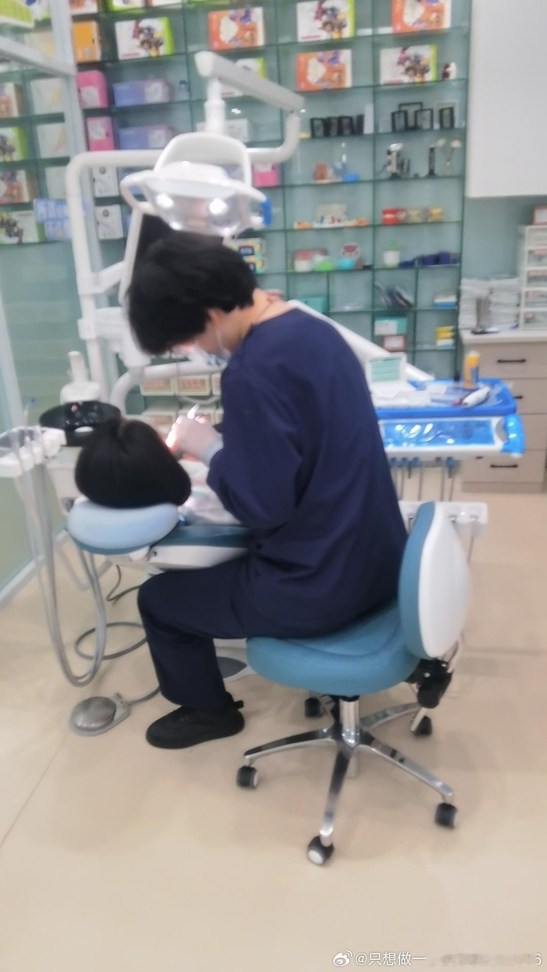 周日小北拔完牙哭了，打了麻药不疼，但是肯定张着嘴一个多小时很难受。到晚上麻药过了