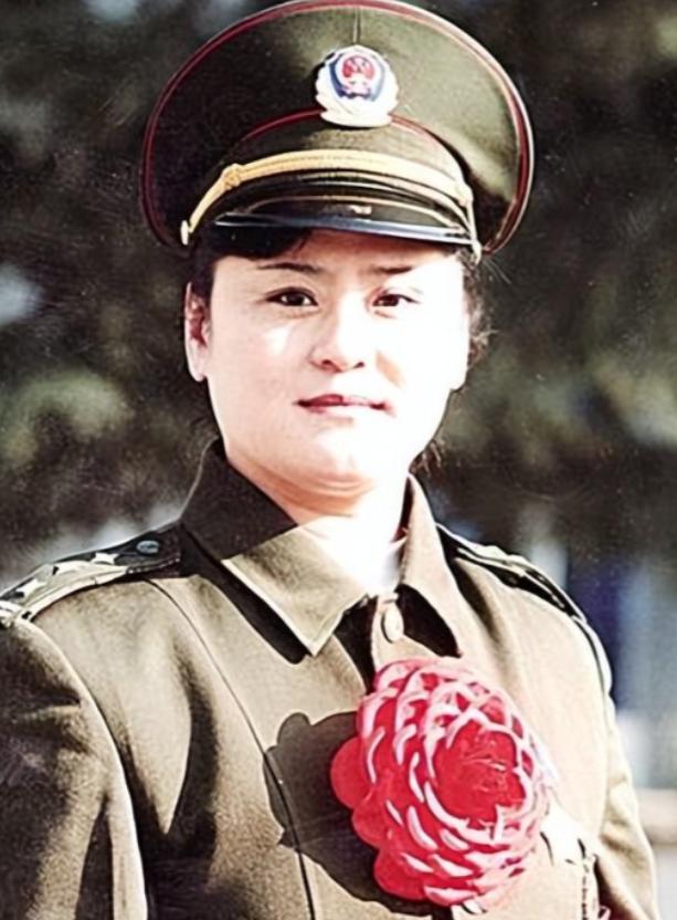 1988年，郑州一位姑娘被两名大汉架着胳膊塞进出租车。飞驰的车突然急刹，姑娘顺势